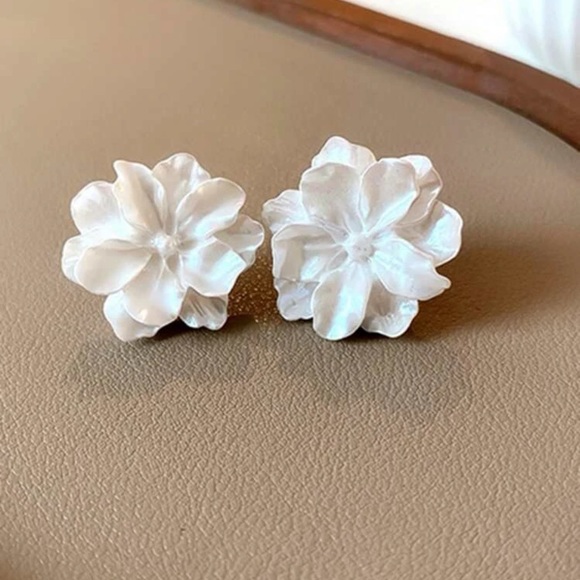 Flower Design Stud Earrings - Picture 3 of 4